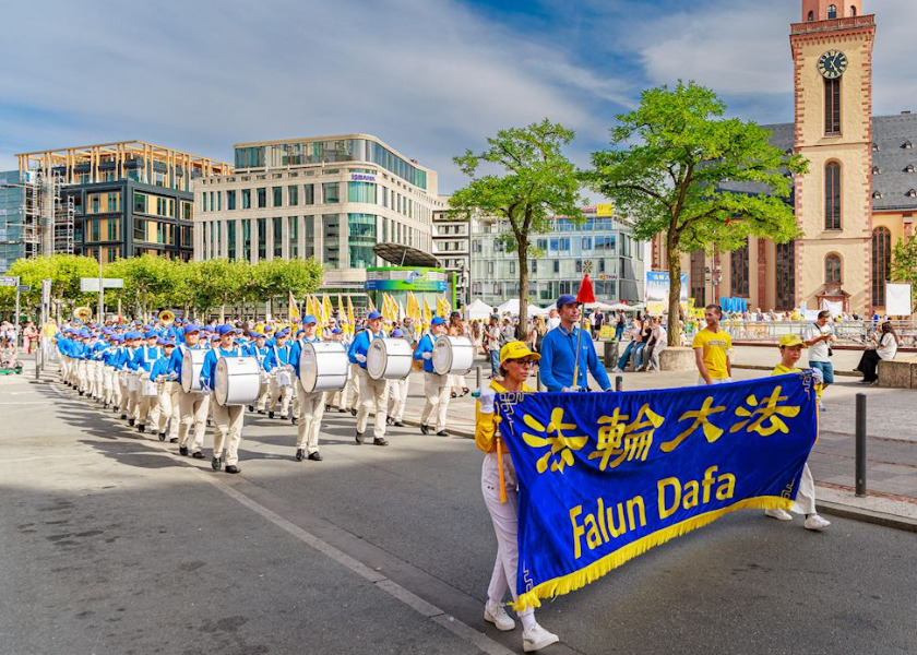 Image for article Německo: Lidé ve Frankfurtu vyjadřují podporu Falun Dafa během průvodů