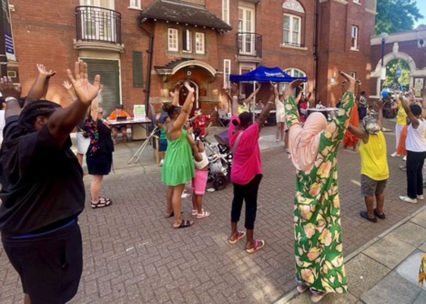 Image for article Obyvatelé se během komunitního dne v Londýně seznamují s Falun Dafa
