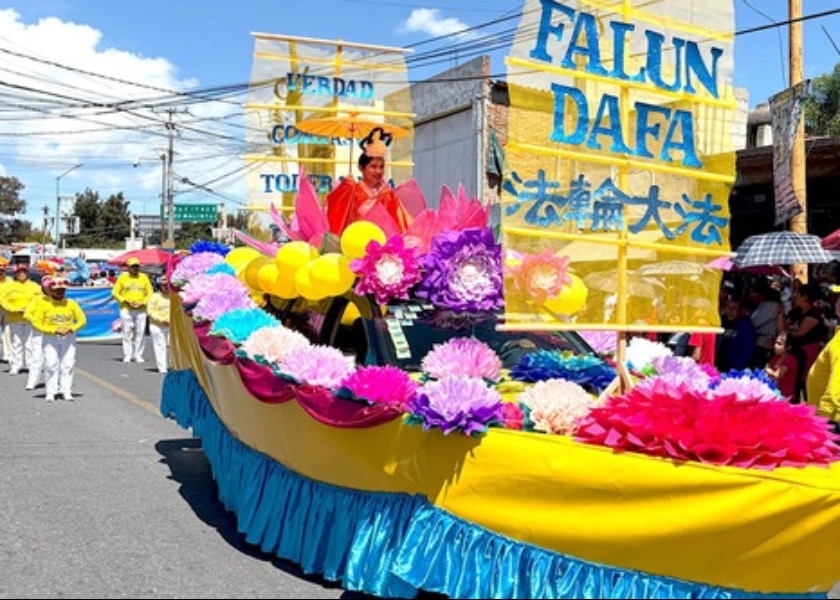 Image for article Mexiko: Lidé přivítali Falun Dafa na jiřinkovém průvodu v Huamantle
