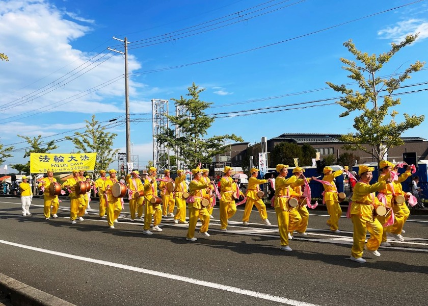 Image for article Japonsko: Lidé se během festivalu Ono seznamují s Falun Gongem