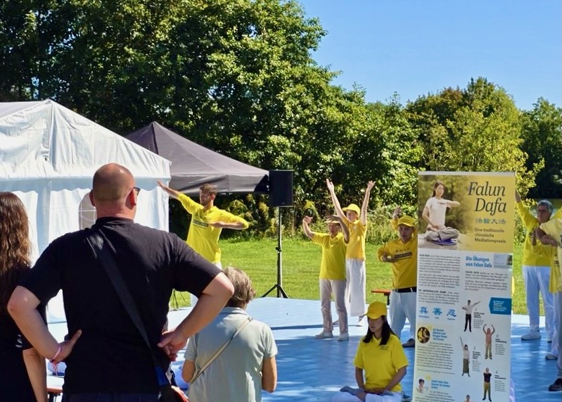 Image for article Německo: Obyvatelé přivítali Falun Dafa na Slavnostech občanů v Hanau