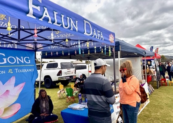Image for article Lidé chválí Falun Dafa na zemědělské výstavě v Západní Austrálii