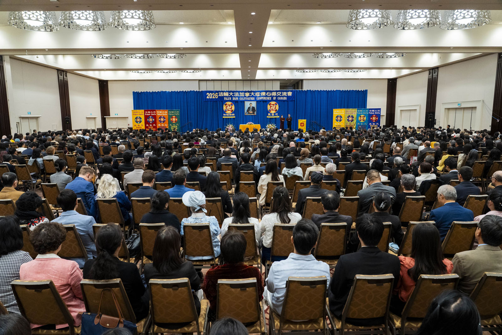 Image for article Toronto, Kanada: Praktikující na konferenci pro sdílení zkušeností společně kráčeli cestou kultivace