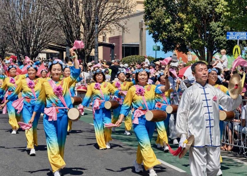 Image for article Austrálie: Skupina Falun Dafa získala ocenění na květinovém průvodu v Toowoombě