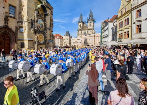 Image for article Lidé v Praze se během průvodů praktikujících dozvěděli o Falun Gongu