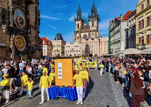 Image for article Praha: Turisté oceňují informace o Falun Dafa