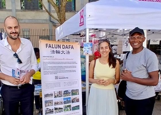 Image for article Paříž, Francie: Místní obyvatelé se na fórech spolků seznamují s Falun Dafa