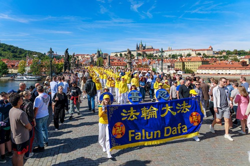 Image for article Turisté v Praze chválí Falun Gong: Pravdivost, Soucit a Snášenlivost jsou základními hodnotami