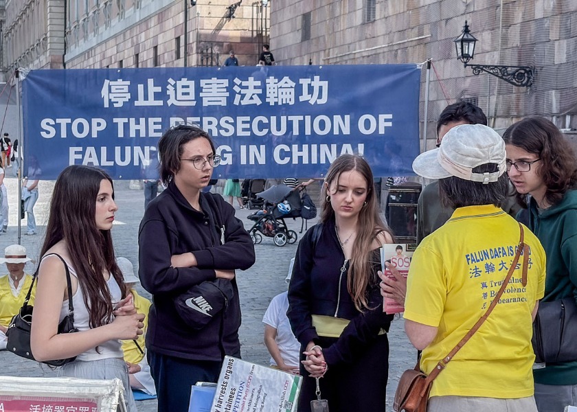 Image for article Lidé se během aktivit ve Švédsku seznamují s Falun Gongem a odsuzují pronásledování