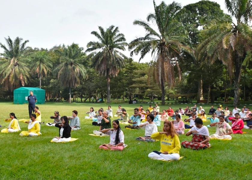 Image for article Návštěvníci výstavy květin v Bengaluru se seznamují s Falun Dafa