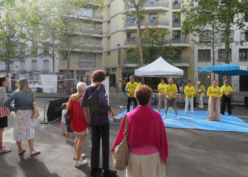 Image for article Paříž, Francie: Představení Falun Dafa na fórech místních spolků