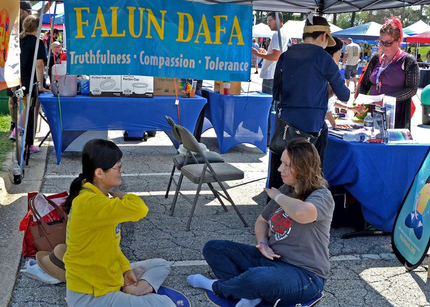 Image for article Lidé se na akci v Delaware seznamují s Falun Gongem