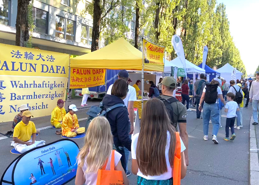 Image for article „Podepsala jsem to ze srdce“ – návštěvníci mnichovského festivalu vyjadřují podporu Falun Gongu