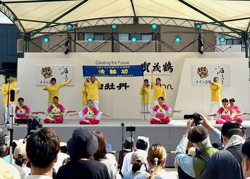 Image for article Hiroshima, Japonsko: Představování Falun Gongu na festivalu saké