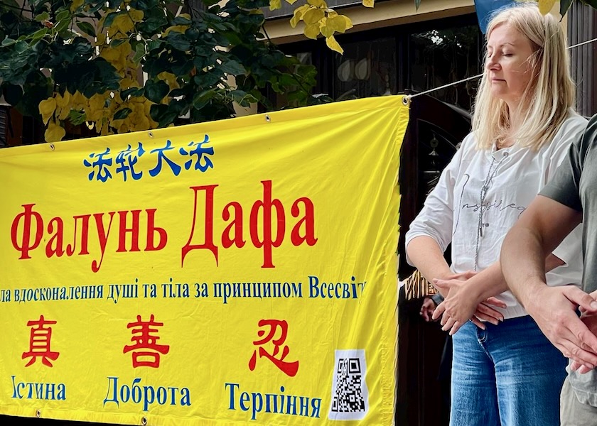 Image for article Ukrajina: Praktikující představují Falun Dafa při oslavách Dne města v Lucku a Chmelnyckém