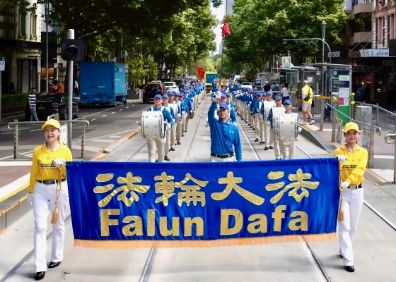 Image for article Austrálie: Lidé se během průvodu v Melbourne seznamovali se základními zásadami Falun Dafa