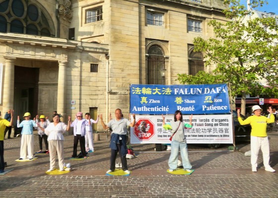 Image for article Paříž, Francie: Lidé vyjadřují podporu Falun Dafa na akcích v Belleville a Châtelet
