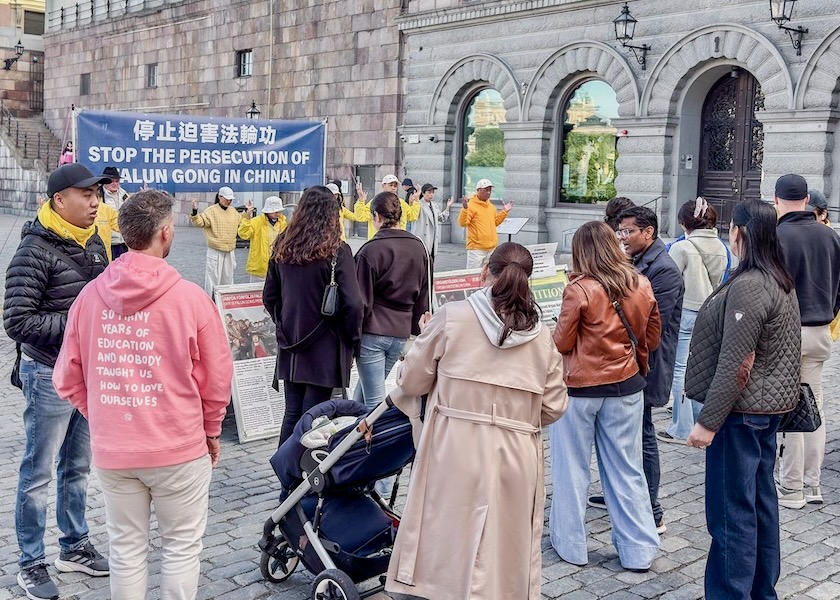 Image for article Švédsko: Čínští turisté ve Stockholmu otevřeně vyjadřují podporu Falun Dafa