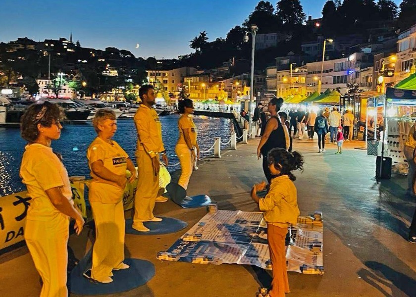 Image for article Istanbul, Turecko: Lidé se během akce v oblasti Tarabya seznamují s Falun Dafa