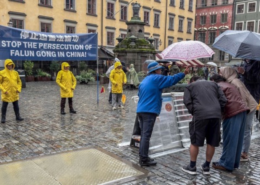 Image for article Lidé podepisují petici za ukončení pronásledování během akce před Muzeem Nobelovy ceny ve Stockholmu