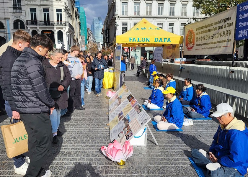Image for article Brusel, Belgie: Lidé na osvětové akci odsuzují pronásledování Falun Dafa