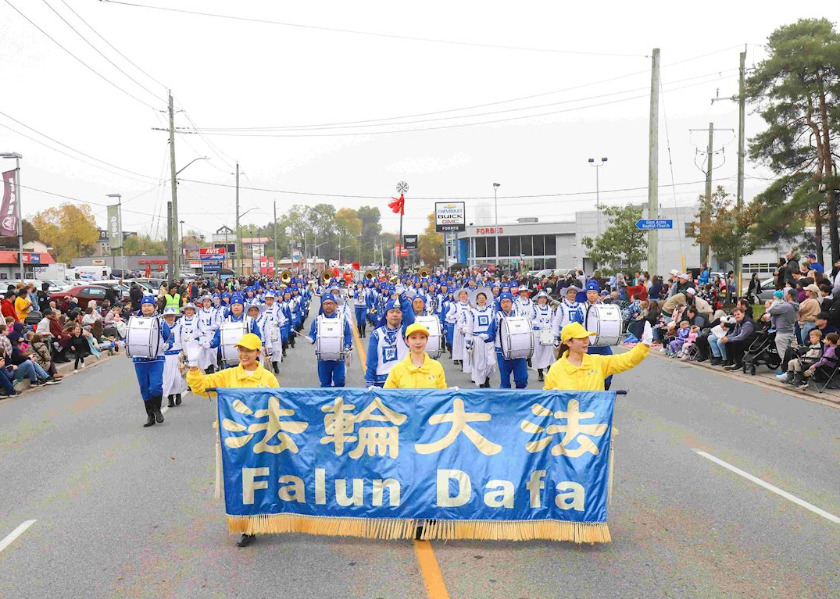Image for article Kanada, Waterloo: Pochodová kapela Tian Guo vystoupila v průvodu ke Dni díkůvzdání v rámci Oktoberfestu