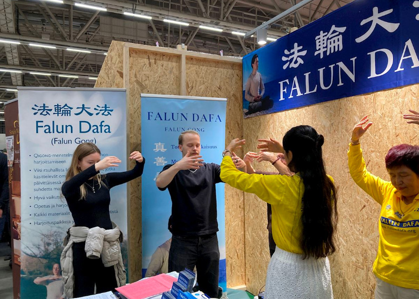 Image for article Helsinky, Finsko: Představování Falun Dafa na festivalu zdraví a životního stylu